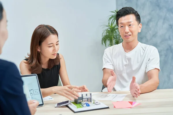 Couple Receiving Explanation Purchase Real Estate Indoors — Stockfoto