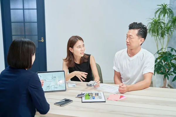 Couple Receiving Explanation Purchase Real Estate Indoors — ストック写真
