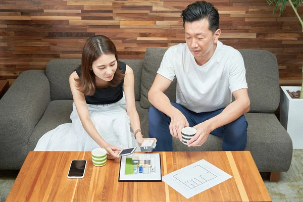 Man Woman Looking Model House Room — Stockfoto