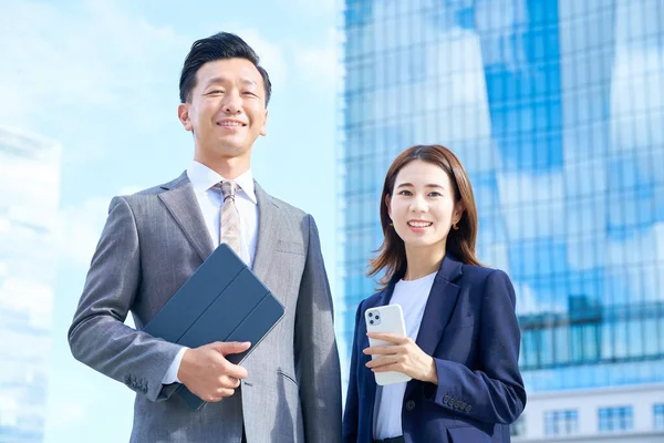 Business Man Woman Standing Front Skyscraper Fine Day — Foto de Stock