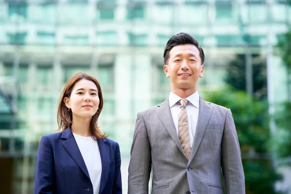 Business Man Woman Suits Standing Outdoors — Stockfoto