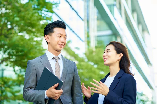 Business Man Woman Suits Standing Outdoors — Stock fotografie