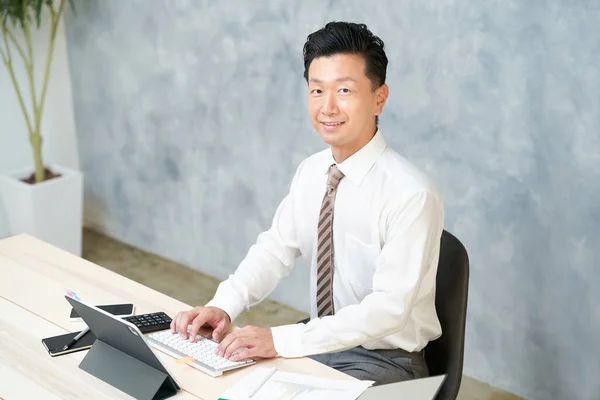 Asian Businessman Doing Desk Work Office — ストック写真
