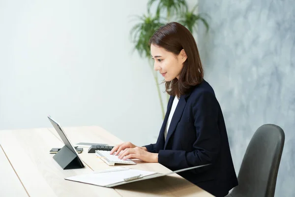 Business Woman Doing Desk Work Office — Stok fotoğraf