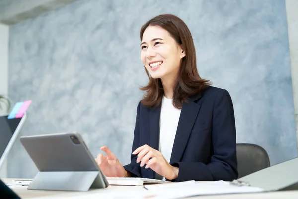 Business Woman Doing Desk Work Smile Office — Stok fotoğraf