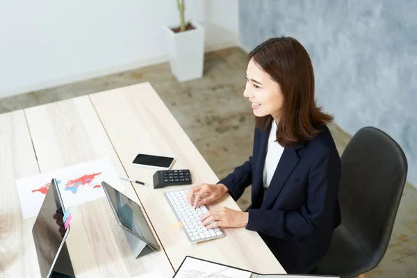 Business Woman Doing Desk Work Smile Office — ストック写真