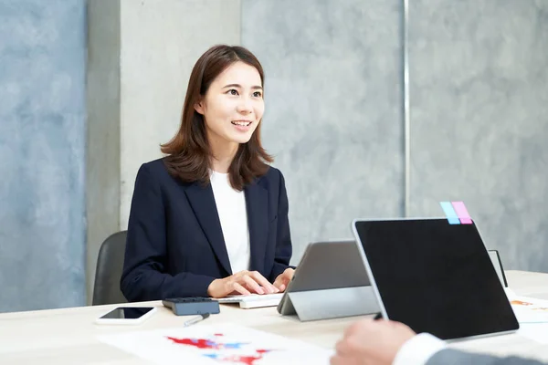 Business Woman Doing Desk Work Smile Office — Stok fotoğraf