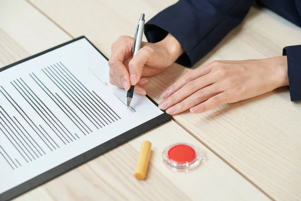 Woman Suits Signing Documents Desk — Stok fotoğraf