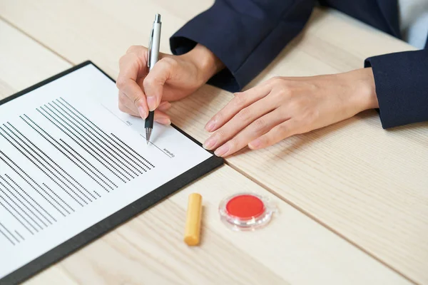 Woman Suits Signing Documents Desk — Stok fotoğraf