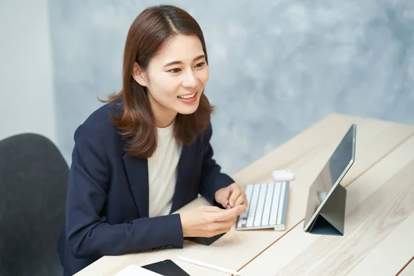 Young Business Woman Responding Smile — ストック写真