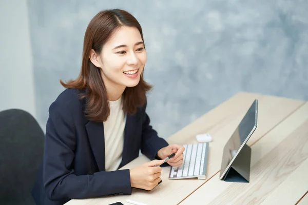 Young Business Woman Responding Smile — Stockfoto