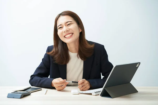 Young Business Woman Responding Smile — Stockfoto