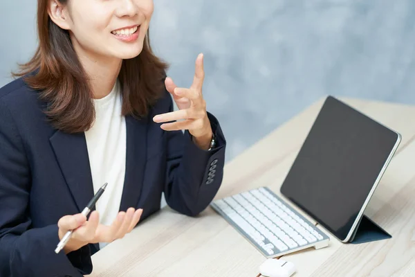 Young Business Woman Responding Smile — Stockfoto