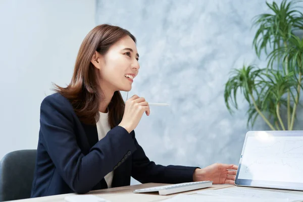Young Business Woman Responding Smile — Stockfoto