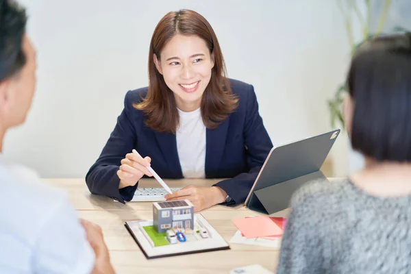 Young Woman Suit Who Sells Real Estate — Stok fotoğraf