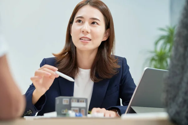 Young Woman Suit Who Sells Real Estate — Stok fotoğraf