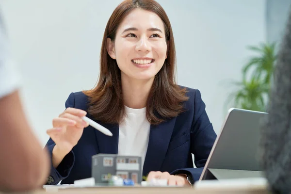 Young Woman Suit Who Sells Real Estate — ストック写真