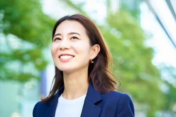 Smiley Business Woman Standing Outdoors Fine Day — Stockfoto