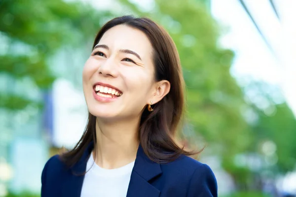 Smiley Business Woman Standing Outdoors Fine Day — Stok fotoğraf