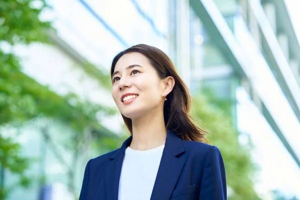 Smiley Business Woman Standing Outdoors Fine Day — 图库照片