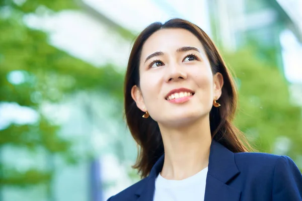 Smiley Business Woman Standing Outdoors Fine Day — Stockfoto