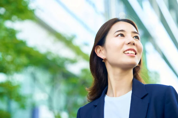 Smiley Business Woman Standing Outdoors Fine Day — Stok fotoğraf