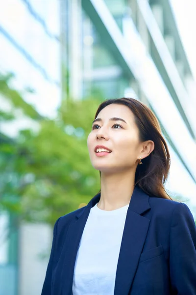 Smiley Business Woman Standing Outdoors Fine Day — Stockfoto