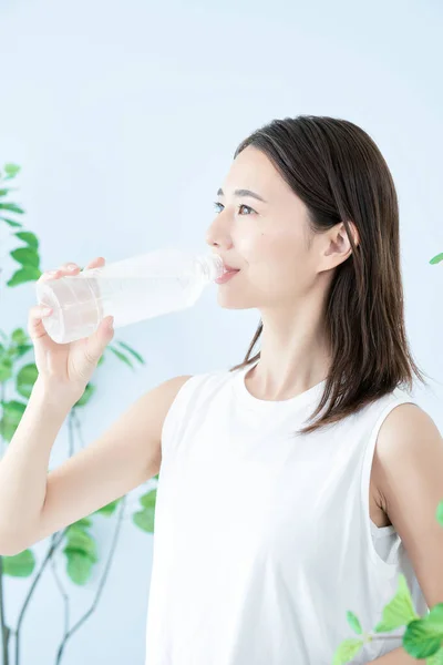 Jeune Femme Buvant Eau Une Bouteille Plastique — Photo