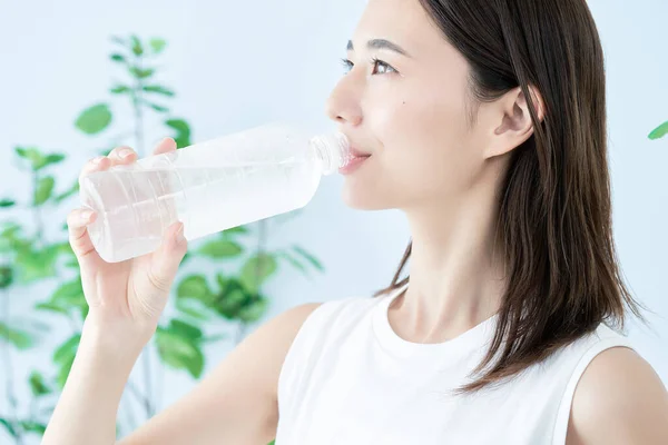 Jeune Femme Buvant Eau Une Bouteille Plastique — Photo