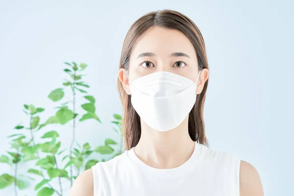 Jonge Vrouw Met Een Masker Kamer — Stockfoto