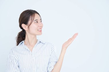 Asyalı iş kadını el işareti yapıyor.