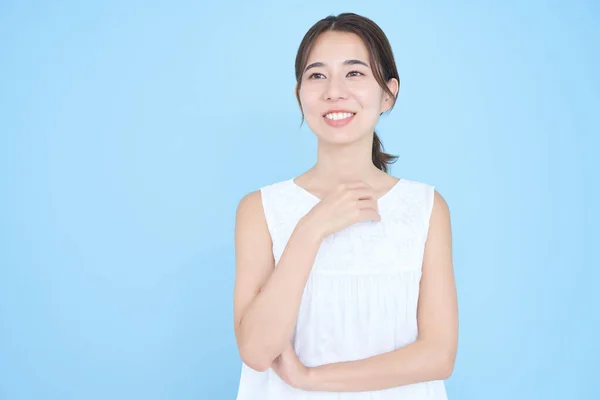 Aziatisch Jong Vrouw Spreken Blauw Achtergrond — Stockfoto