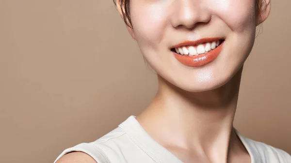 Mujer Joven Mostrando Dientes Blancos Brillantes —  Fotos de Stock