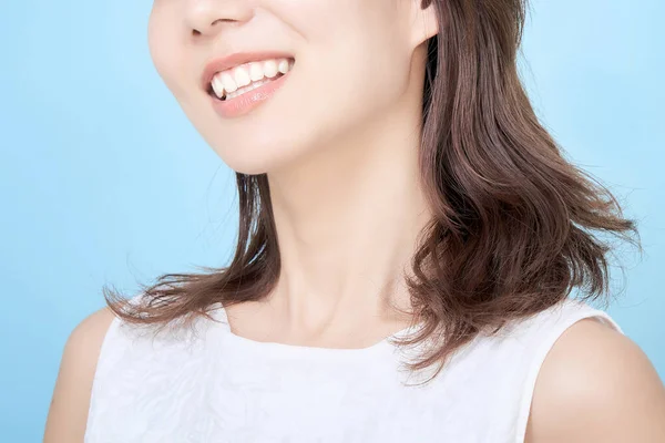 Junge Frau Zeigt Strahlend Weiße Zähne — Stockfoto
