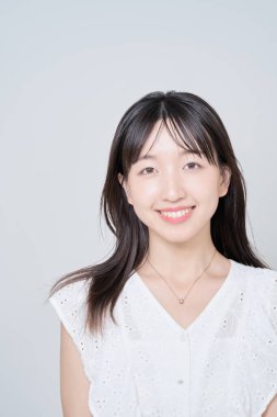 Asyalı genç kadın portresi ve beyaz arkaplan