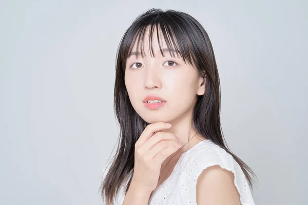 Porträtt Asiatisk Ung Kvinna Och Vit Bakgrund — Stockfoto