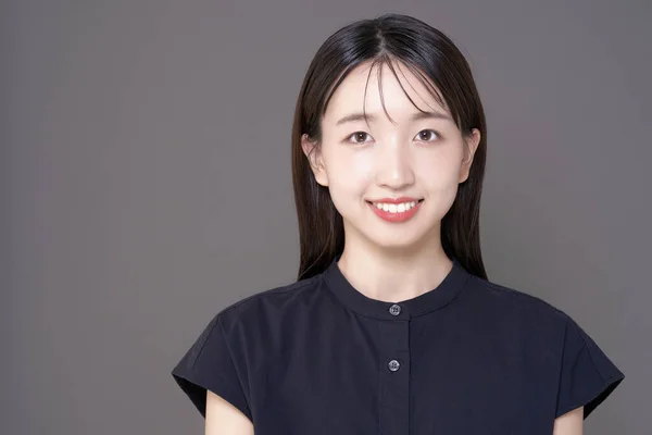 Mujer Joven Asiática Con Maquillaje Fondo Gris —  Fotos de Stock