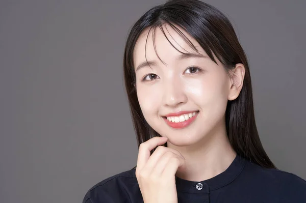 Asiatique Jeune Femme Avec Maquillage Fond Gris — Photo