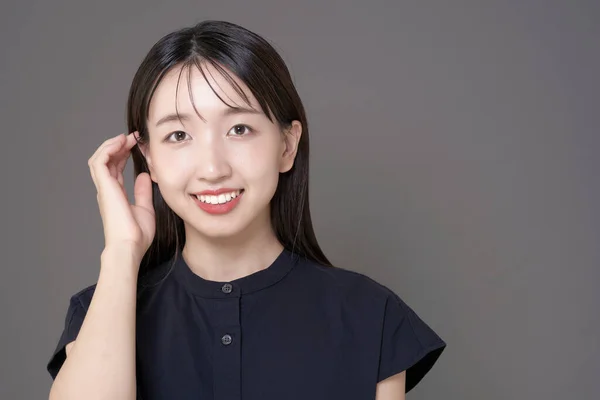 Mujer Joven Asiática Con Maquillaje Fondo Gris —  Fotos de Stock