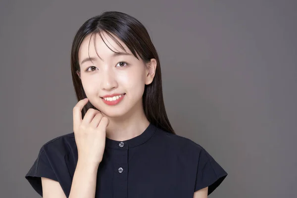 Mujer Joven Asiática Con Maquillaje Fondo Gris —  Fotos de Stock