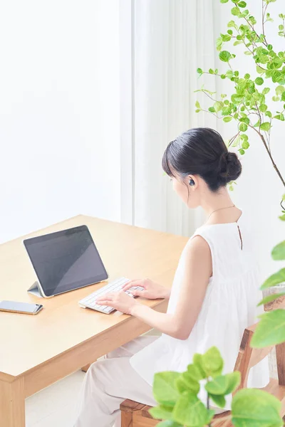 Mujer Joven Usando Tableta Habitación Luminosa — Foto de Stock