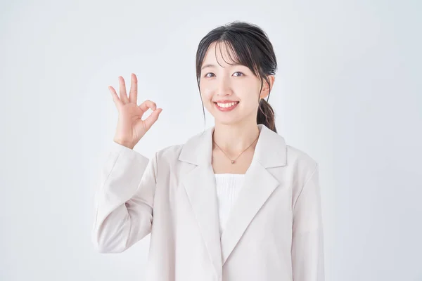 Азійська Молода Жінка Дає Добрий Знак Руки — стокове фото