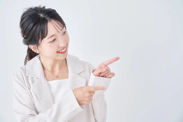 Asiatische Junge Frau Macht Eine Pointierte Pose — Stockfoto