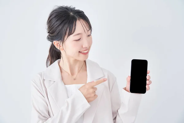 Asiático Joven Mujer Sosteniendo Smartphone — Foto de Stock