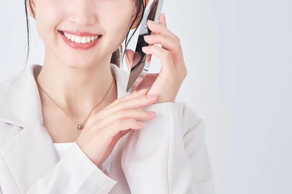 Asiatische Junge Frau Der Hand Eines Smartphones — Stockfoto