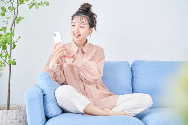 Asiatische Junge Frau Benutzt Smartphone Zimmer — Stockfoto
