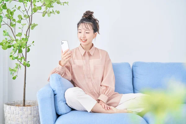 Asiática Joven Mujer Usando Smartphone Habitación —  Fotos de Stock