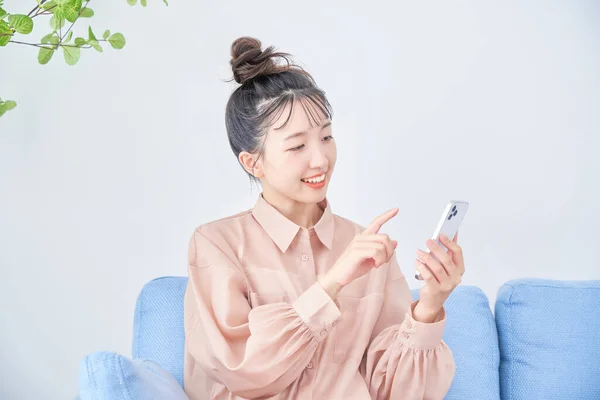 Asiatische Junge Frau Benutzt Smartphone Zimmer — Stockfoto