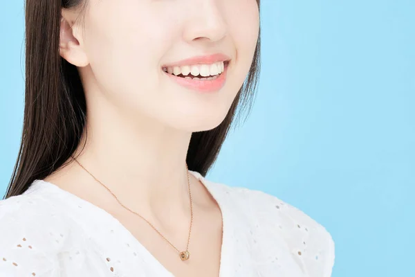 Jovem Mulher Mostrando Dentes Brancos Brilhantes — Fotografia de Stock