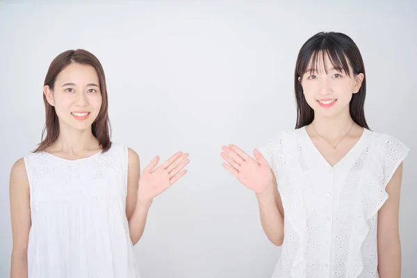 Dos Mujeres Sin Mangas Blancas Posando Foto —  Fotos de Stock
